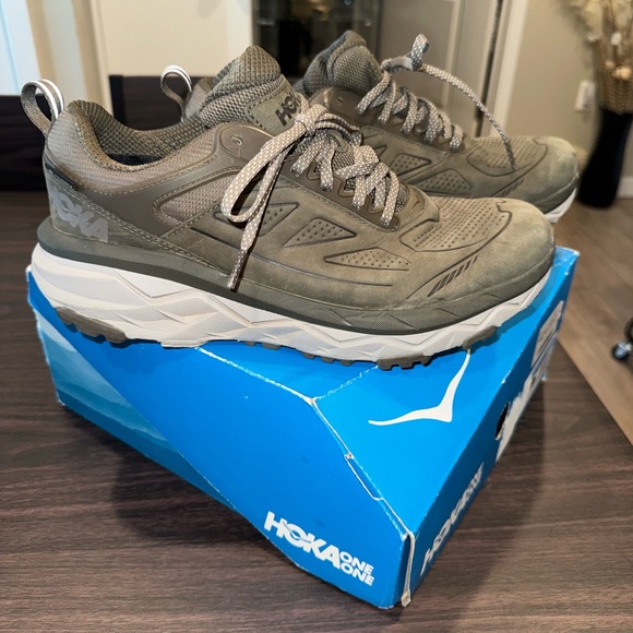 LADIES HOKA ONE ONE -9.5 shors - Picture 3 of 8